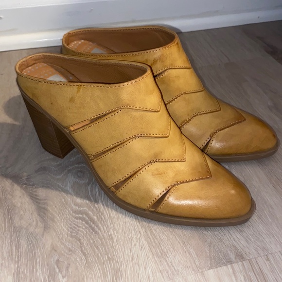 Dolce Vita Tan Boots - Picture 1 of 2